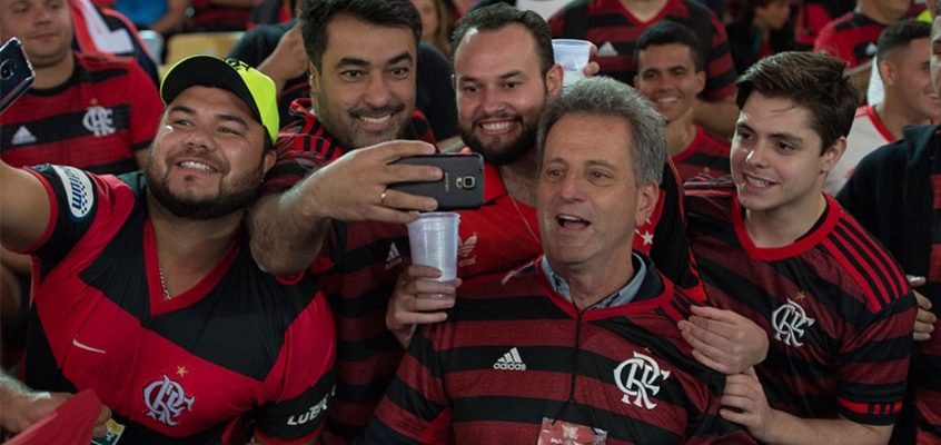 Presidente Rodolfo Landim com torcedores do Flamengo no Maracanã. (Crédito: Alexandre Vidal / Flamengo)