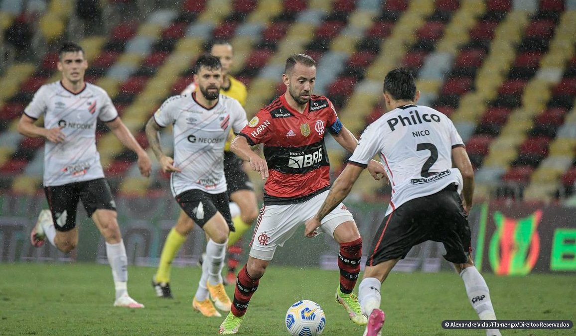 BRASILEIRÃO: Flamengo atropela Athletico-PR e sobe no G4