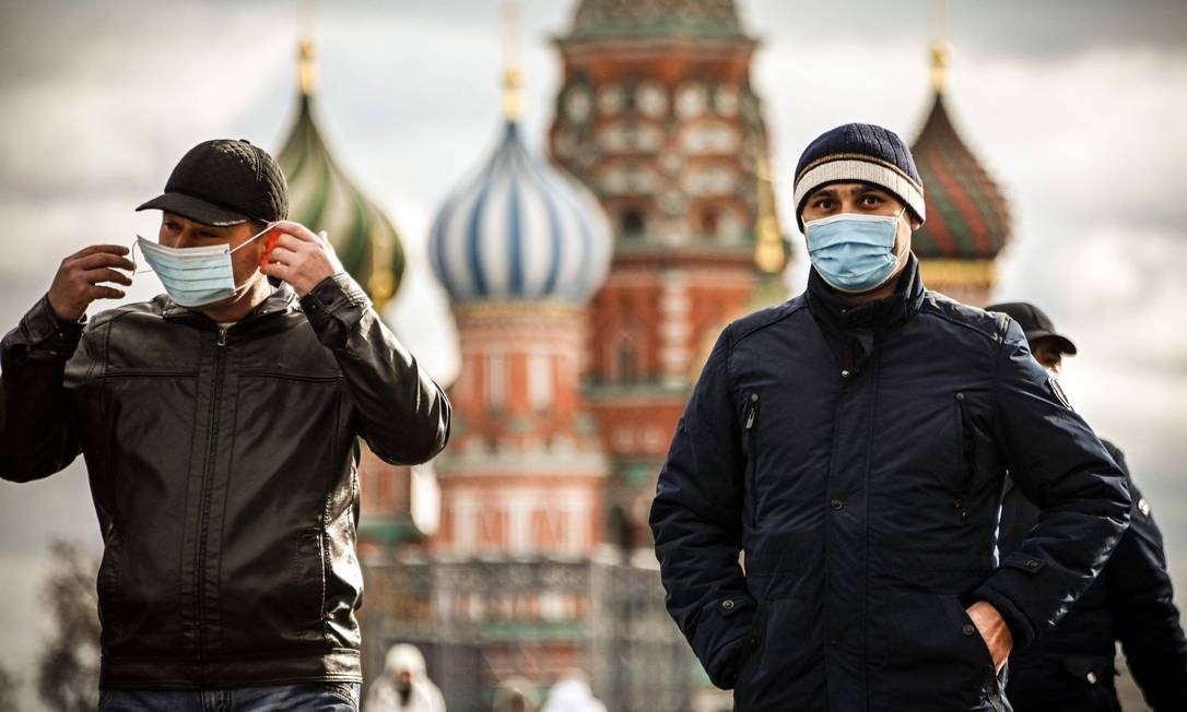 Países que suspendem máscaras e reduzem vacinação estão sofrendo novo surto