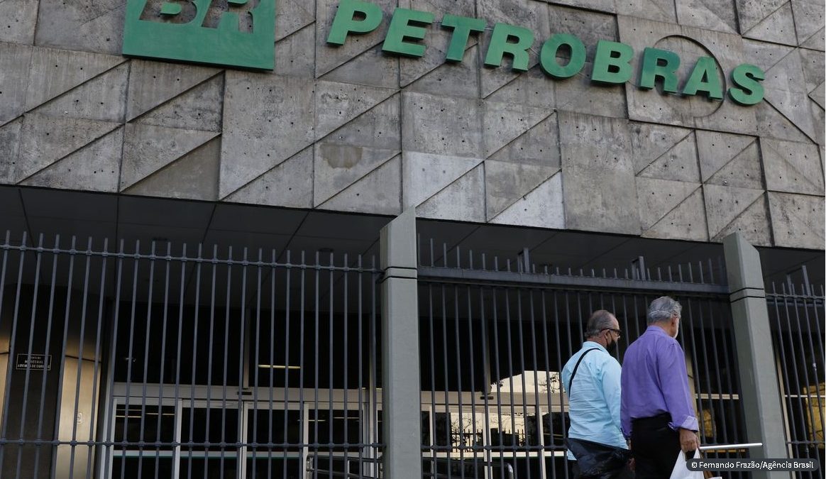 Petrobras encontra petróleo em poço na Bacia de Santos