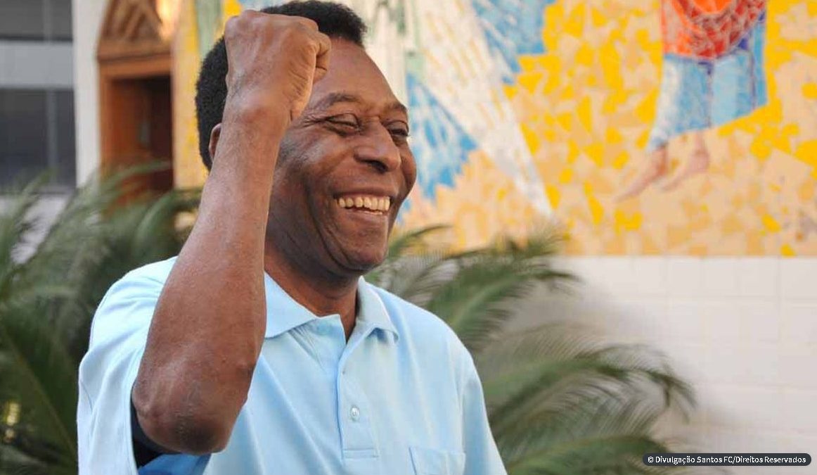 Pelé recebe alta após internação para tratamento de tumor no cólon