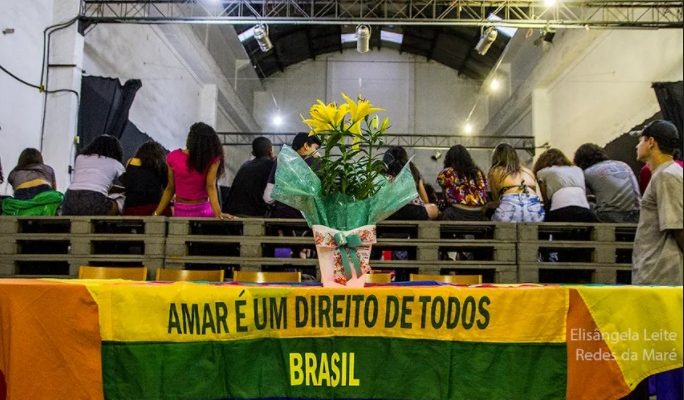 Mensagem durante a 1ª Mostra de Cultura e Cidadania LGBT de Favelas, em 2017, reforça que amar é um direito que vale a todas as pessoas. (Crédito: Elisângela Leite/Reprodução)