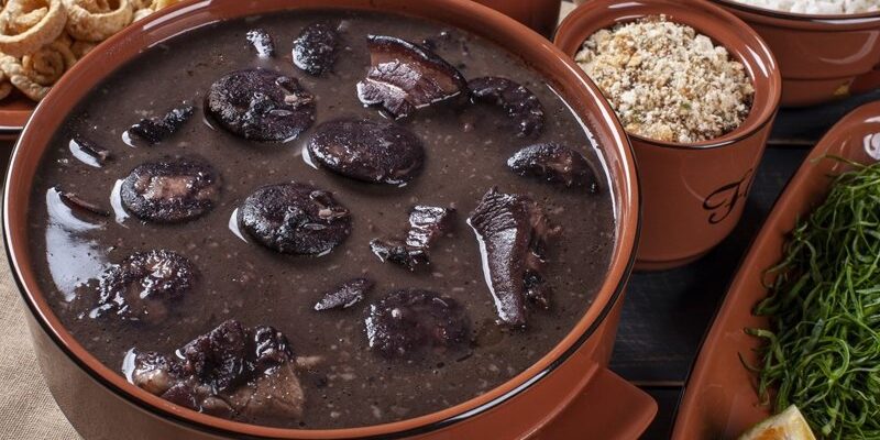 Feijoada, o prato brasileiro mais famoso no mundo. (Reprodução)