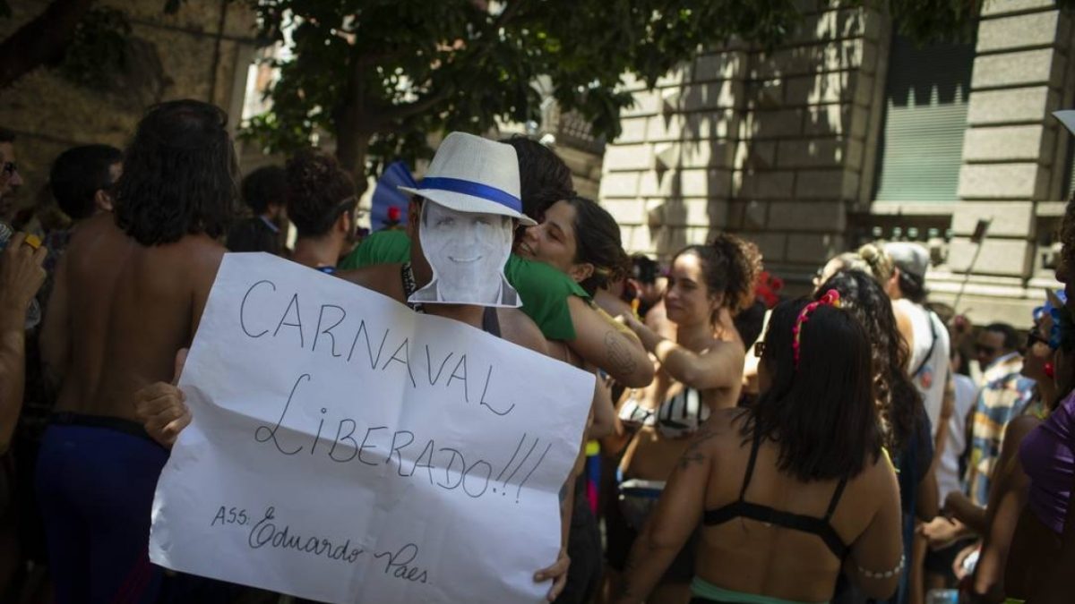 Pandemia e Carnaval: brincar com fogo – por Ricardo Cravo Albin