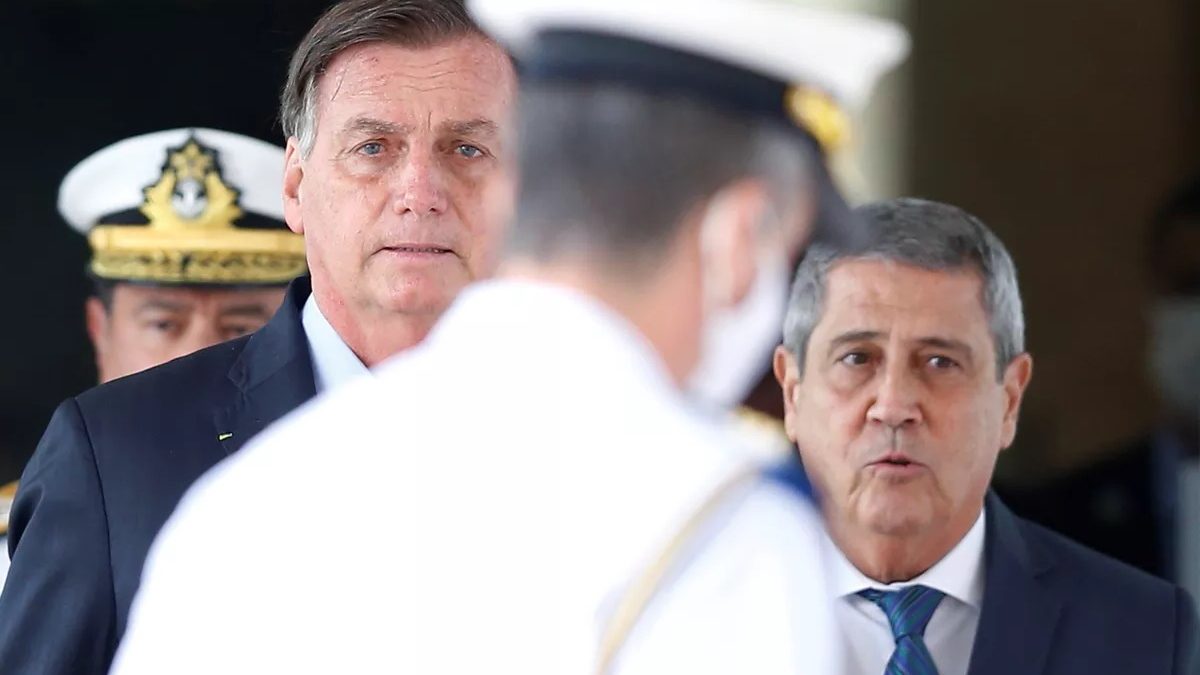 Bolsonaro insinua golpe e fala em decisões que fogem do político e vão para o militar