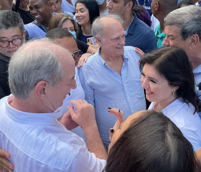 Ciro Gomes e Simone Tebet se unem nas ruas, pela primeira vez, e exaltam a democracia