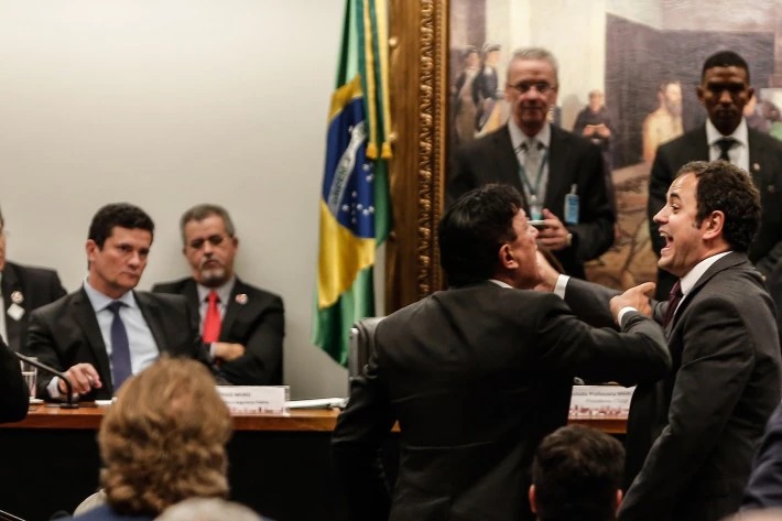 Deputado Glauber Braga e o Juiz ladrão Moro e sua “Conje” – por Bolivar Meirelles