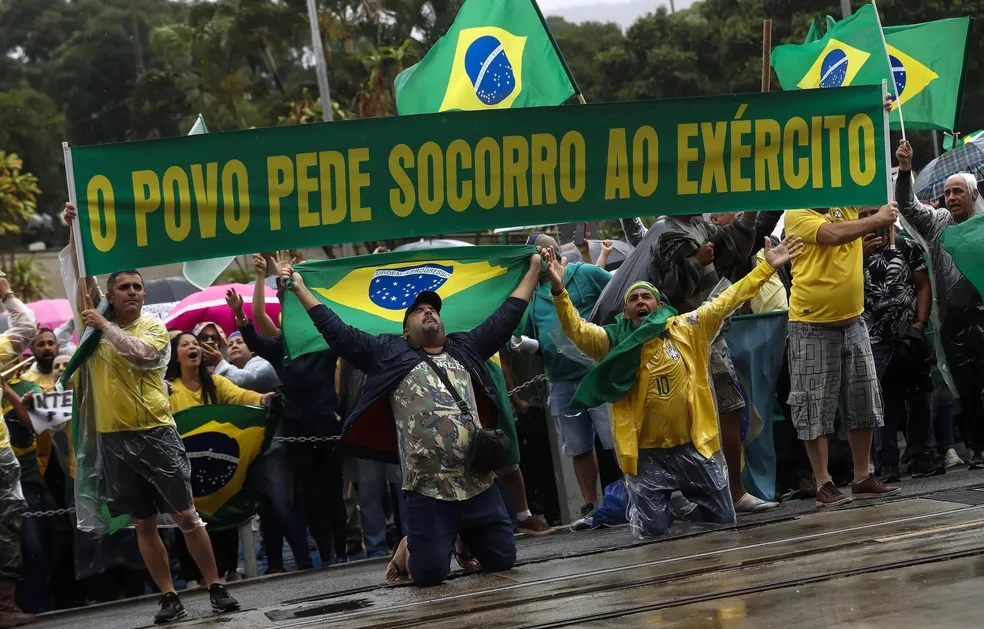 Os cães latindo e a caravana passando: Bolsonaro orientando a baderna e Lula organizando a posse! – por Emanuel Cancella