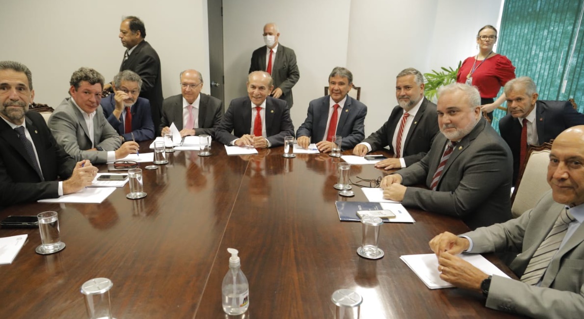 Equipe de Lula articula PEC para tirar Auxílio Brasil e outras despesas do teto de gastos