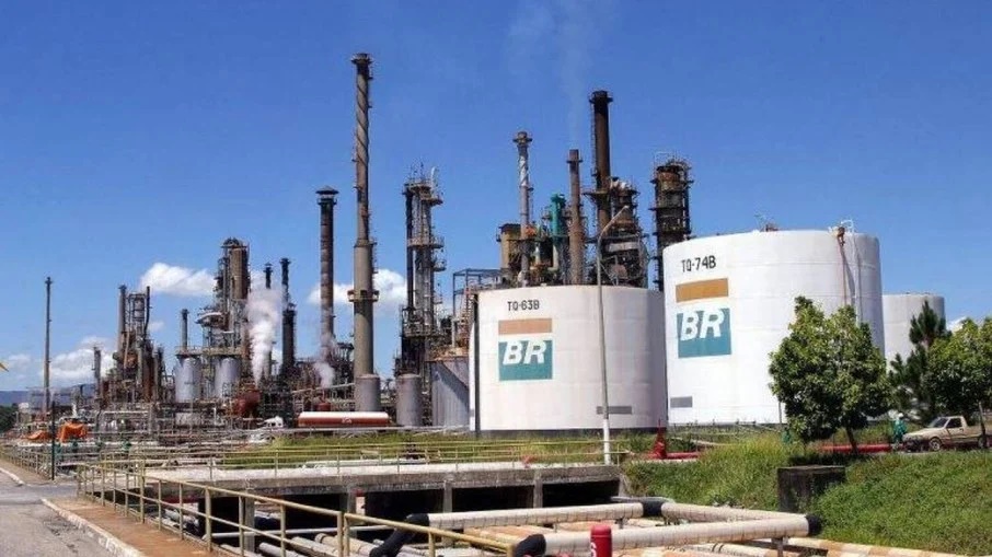Equipe de transição quer suspender venda de refinarias da Petrobrás