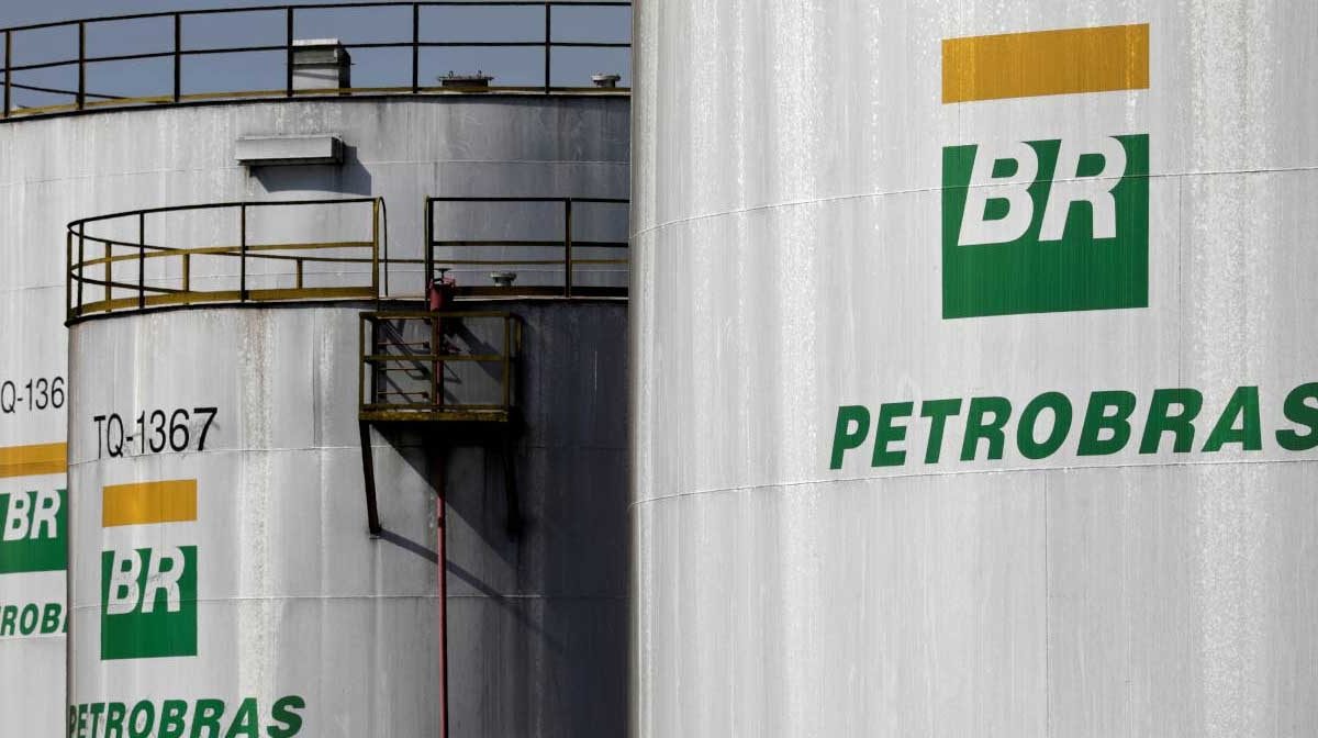 Transição pede para Petrobras suspender venda de ativos