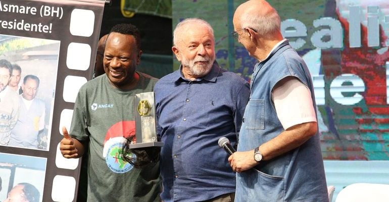 O presidente eleito, Luiz Inácio Lula da Silva, participa da Expocatadores, evento de catadores de materiais recicláveis, realizado no Armazém do Campo, região central de São Paulo. (Agência Brasil)