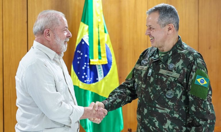 Lula demite comandante do Exército e promove o general Tomás Ribeiro Paiva