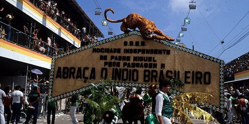 Carro abre-alas da Mocidade Independente de Padre Miguel, com o enredo "Como era Verde o meu Xingu", 13.02.1983. (Foto: Luiz Pinto / Wikimedia Commons)