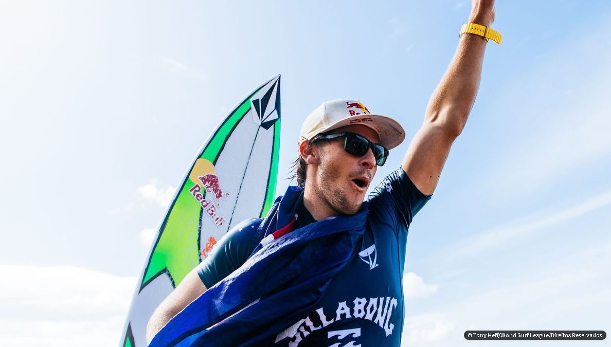 Surfe: Jack Robinson e Carissa Moore vencem em Pipeline