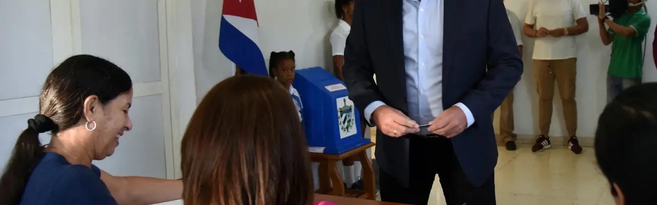 O presidente cubano, Miguel Diaz-Canel, vota durante o primeiro turno das eleições municipais para vereadores em Havana. 27/11/2022 (POOL-EFE/AFP)