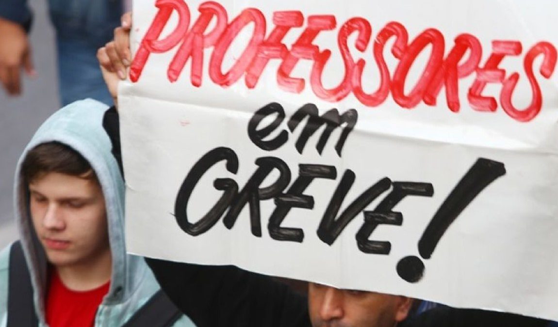 Professores podem fazer greve nacional em 26 de abril pelo pagamento do piso