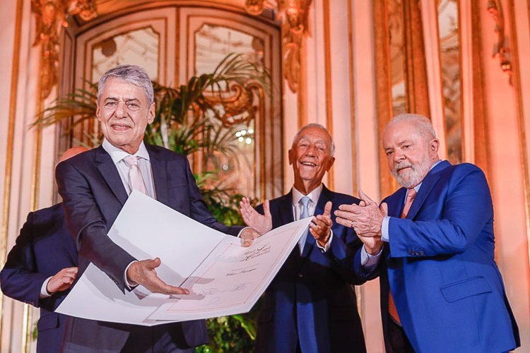 Chico Buarque por fim recebe o Prêmio Camões – por Ricardo Cravo Albin