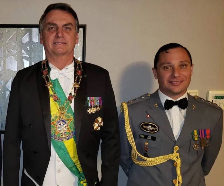 Confronto se desloca e coloca Jair Bolsonaro e Mauro Cid em posições contrárias – por Pedro do Coutto