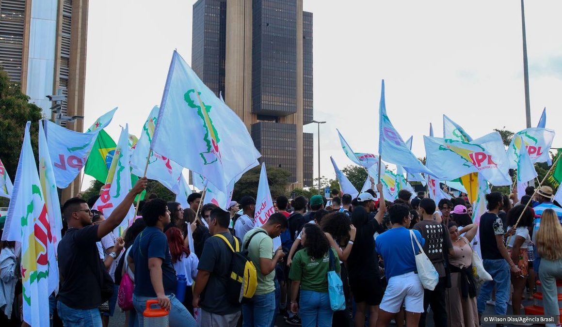 Estudantes fazem ato no Banco Central pela queda na taxa de juros