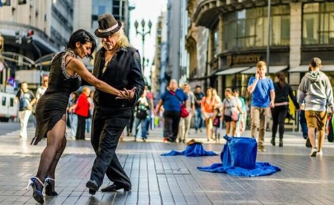 Argentinos não confiam na sua moeda há décadas. (Crédito: Shutterstock)