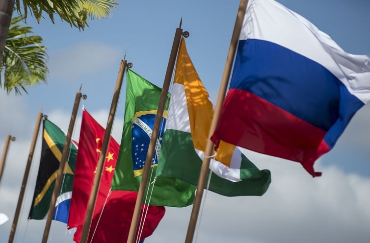 Conselhos contra a moeda dos BRICS – por José Carlos de Assis