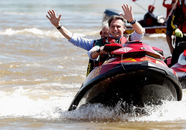 Bolsonaro e seu clã fogem pelo mar de Angra dos Reis e Sergio Moro fugindo da cassação apela para o jus sperniandi! – por Emanuel Cancella